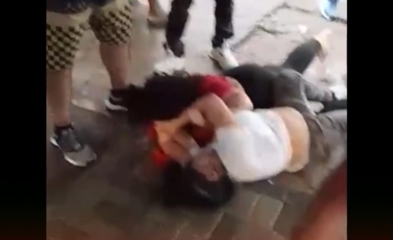  “SANTANDEREANA HIZO TRAGAR PAVIMENTO A UNA MUJER QUE LA INSULTÓ EN VILLA DE SAN JUAN”