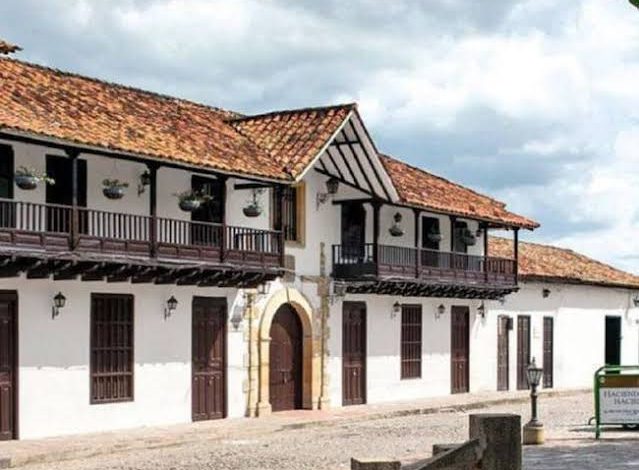  UNA SECRETARIA CON EL RANGO MÁS BAJO FIRMANDO DESPIDOS DE LA ALCALDÍA DE GIRÓN .